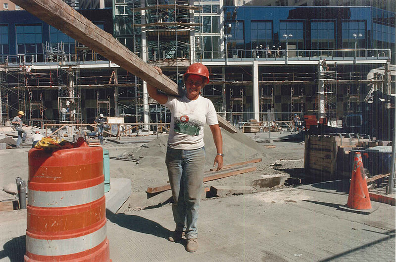 A woman in manual construction (Courtesy: Wikimedia Commons)